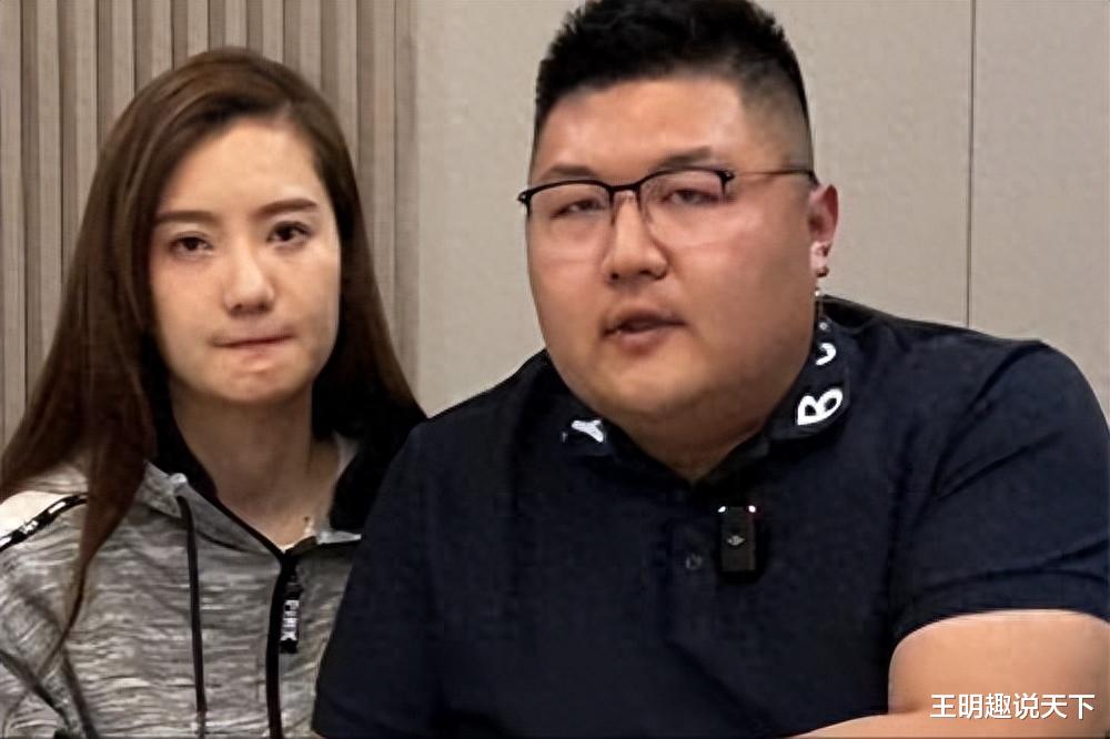 一周掉粉100w,贱卖妻子化妆品,豪车仅卖7000,起底猴哥的翻车路