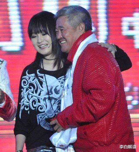 赵本山|赵本山巅峰期“左搂右抱”,网友:本山叔注意身体