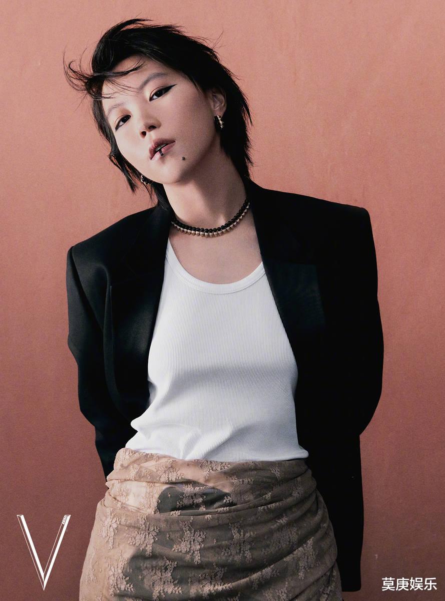 王菲女儿太有个性，嘴唇上“纹”黑线太另类，之前下巴纹身就显眼