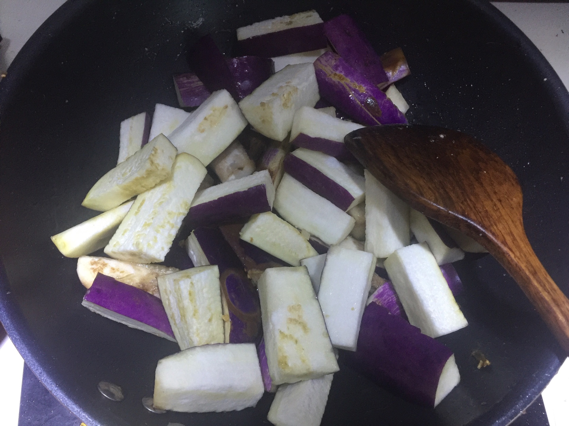 茄子|炒茄子,先放油还是先放茄子?厨师教你正确做法,茄子不发黑