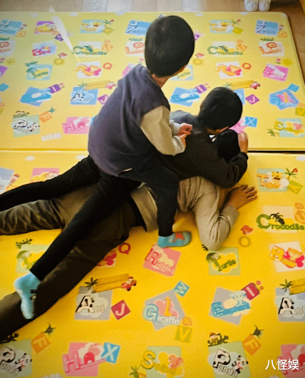 靳东老婆退圈5年变化大，肩宽背厚满头白发，比同学黄晓明老太多