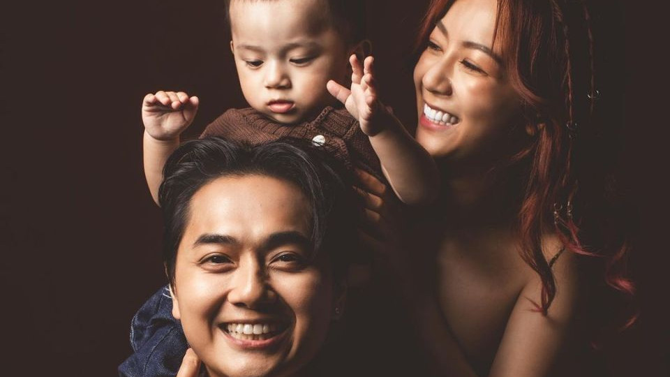 徐帆|郑俊弘何雁诗一家三口拍全家福贺儿子1岁生日