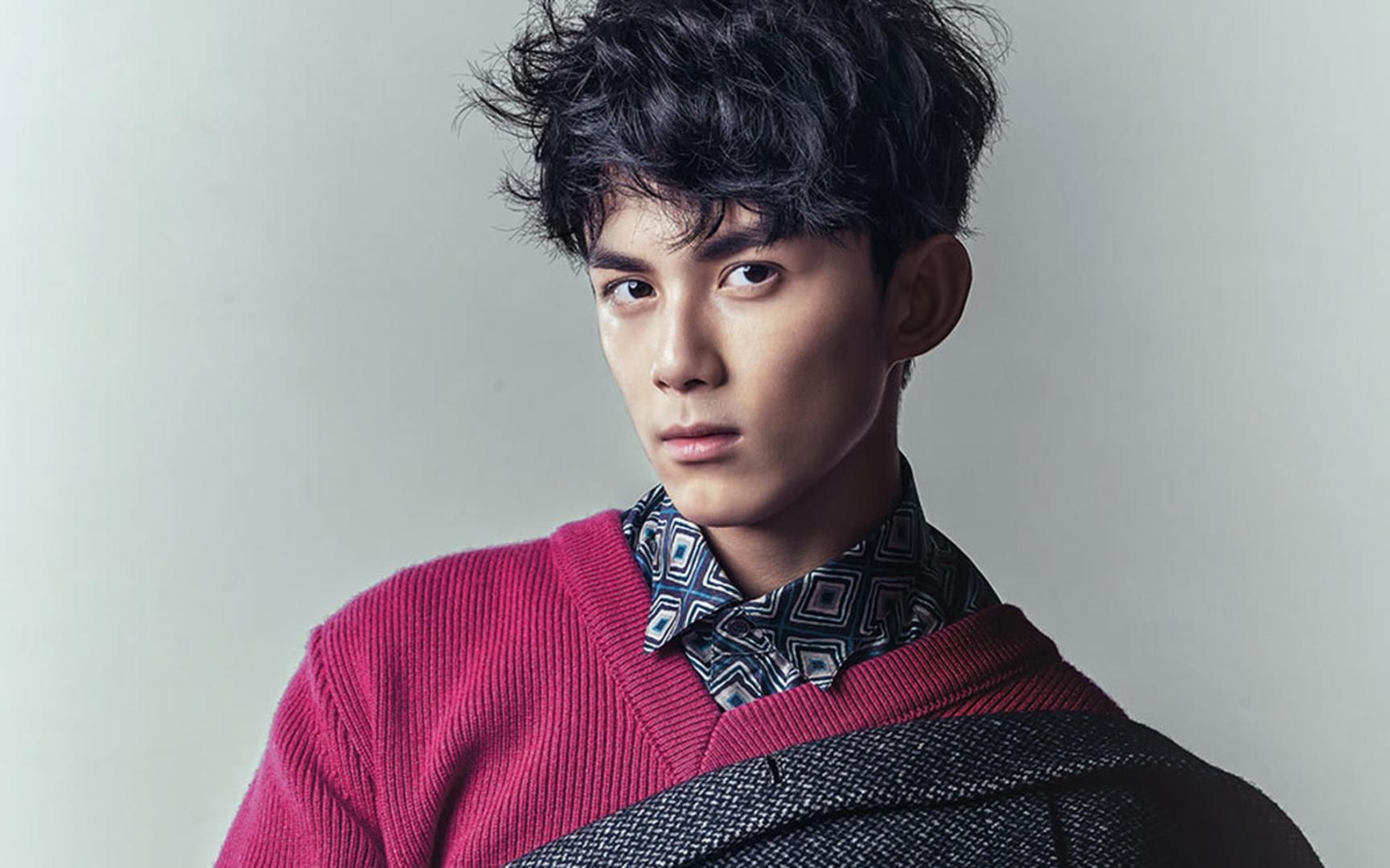 吴磊|吴磊骑行新疆之旅引发网友关注，与热心路人互动笑料百出