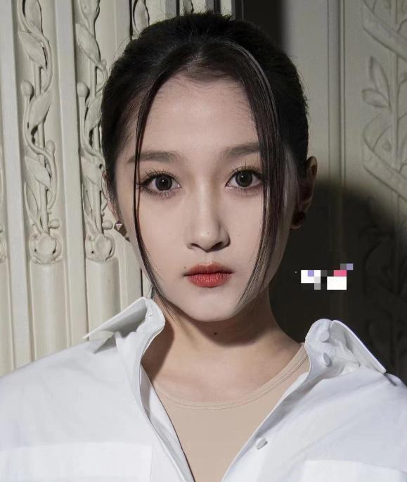 关晓彤|关晓彤时装周造型受争议，脖子不涂粉有色差，曾说坚决不换造型师