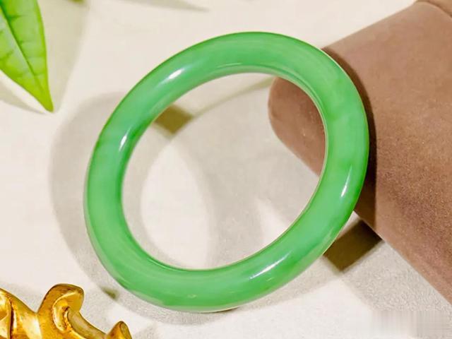 |玉器店里能见到的和田玉手镯，您都能分得清吗？