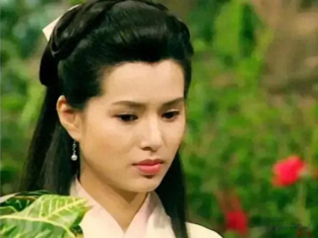 2013年,李若彤在飞机上偶遇了周润发,连忙过去打...