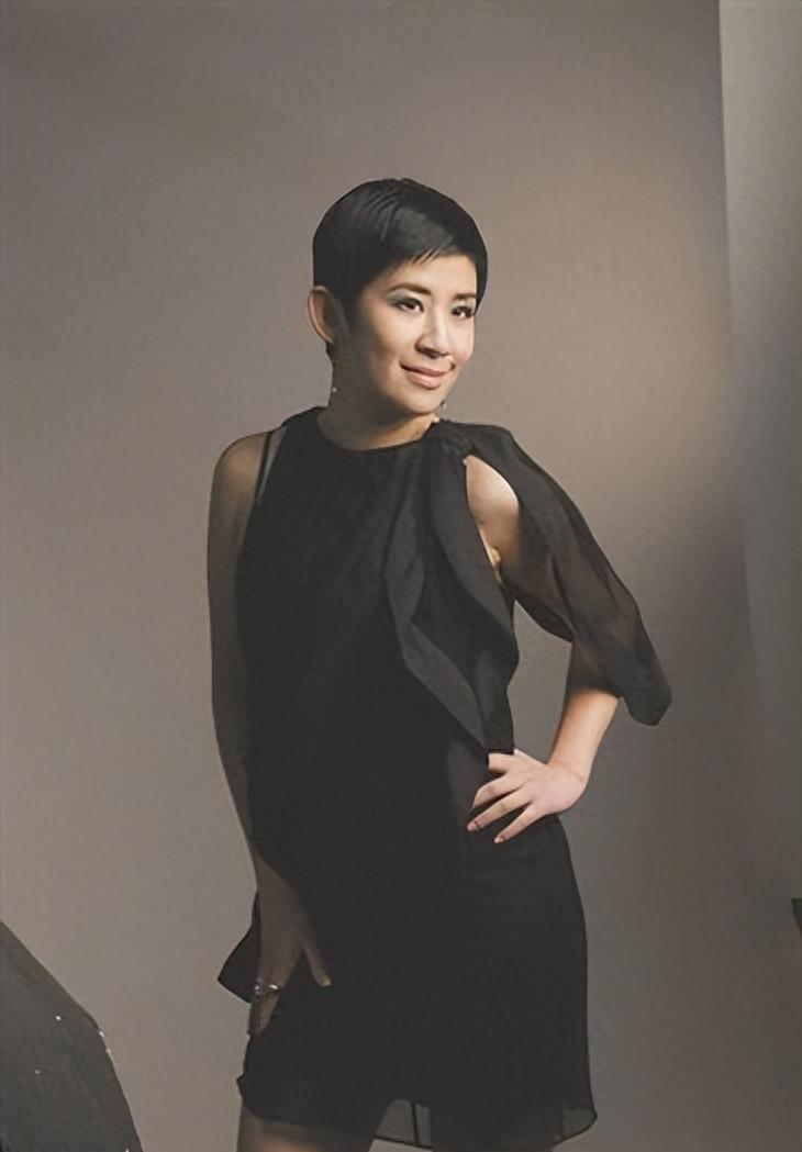 吴君如在香港街头可谓是赚足眼球！手拎30万高奢包，一头金发女人味十足