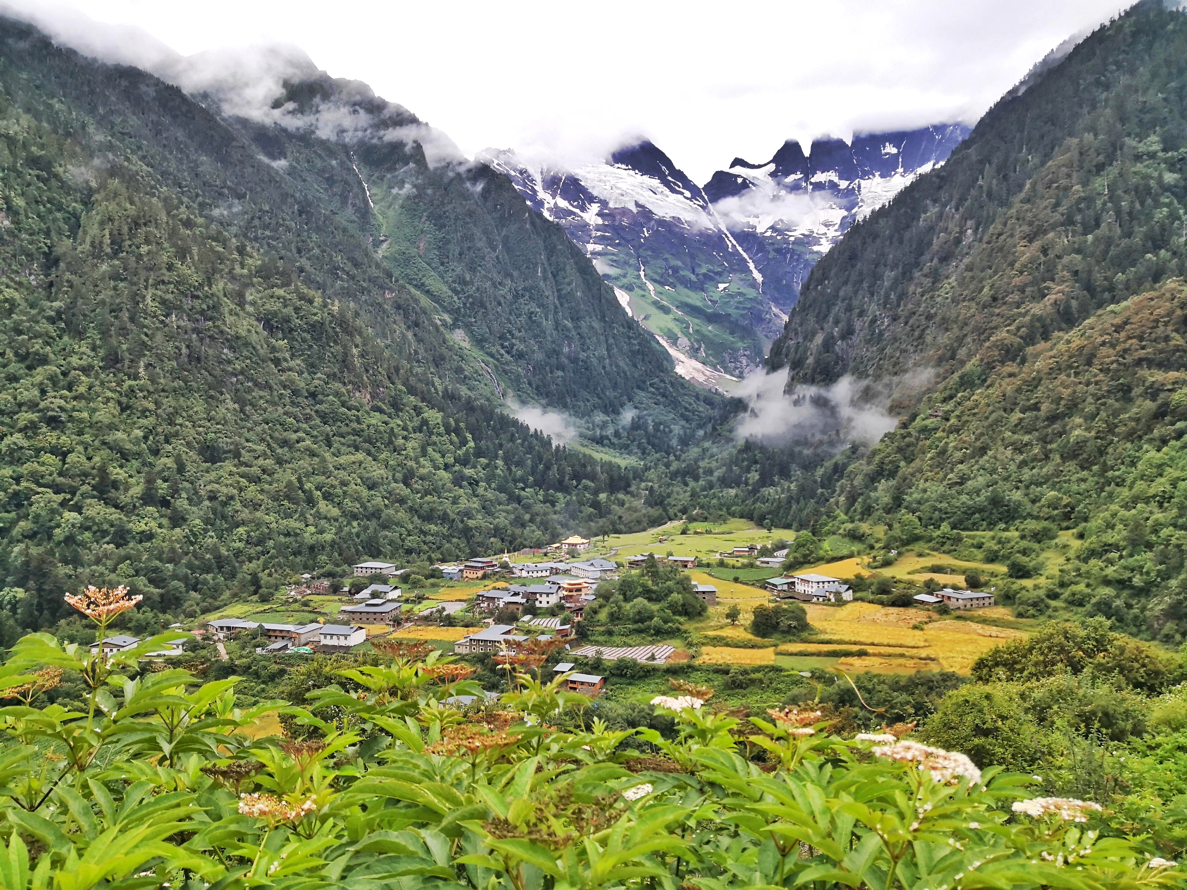 |从梅里雪山腹地雨崩村出发，徒步往返12公里去神瀑，一山有四季