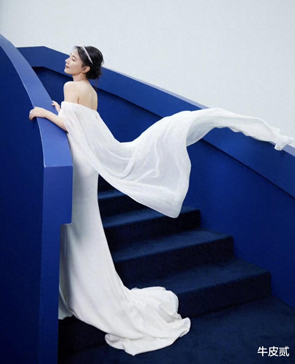 当35岁倪妮和27岁孟子义同框,才彻底明白,爱秀身材的倪妮输得有多惨!