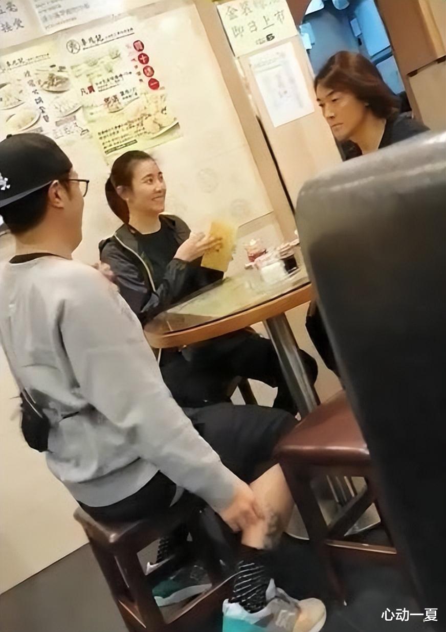 港星和内地明星有何区别,这几处细节就能看出来,两地差别太明显