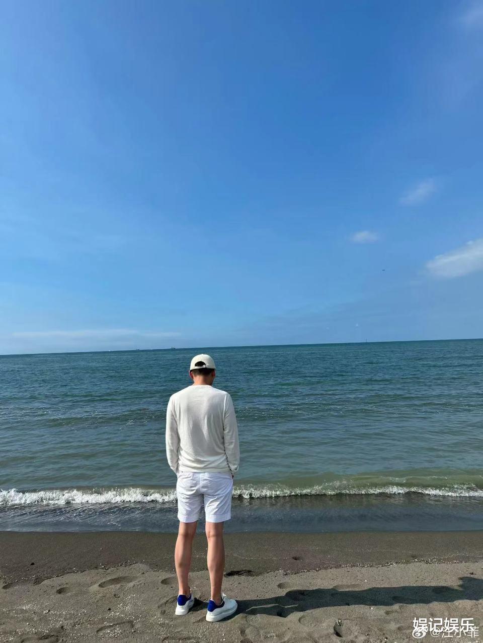 汪小菲带娃去海边，搂着女儿拍照很亲昵，小玥儿有些害羞