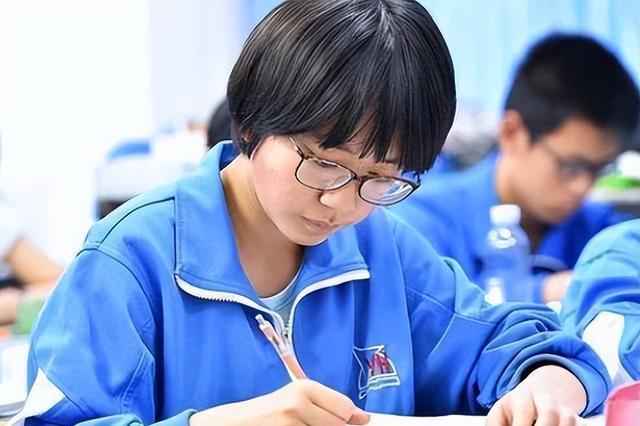 花生 学生统一服装和发型后，老师依然能看出不同家境，这些细节很重要