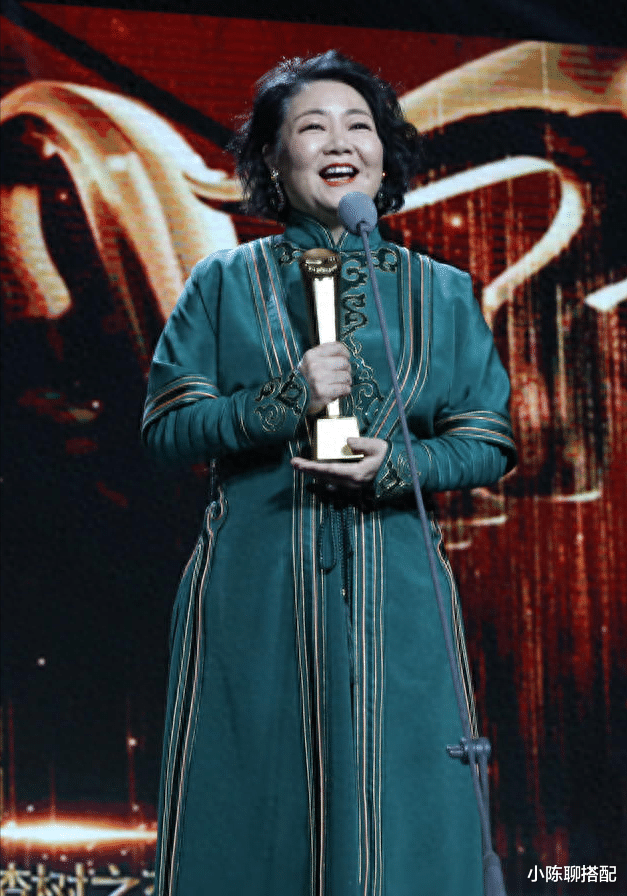 看了萨日娜和鞠萍才明白：只要会打扮，中年发福照样优雅又贵气