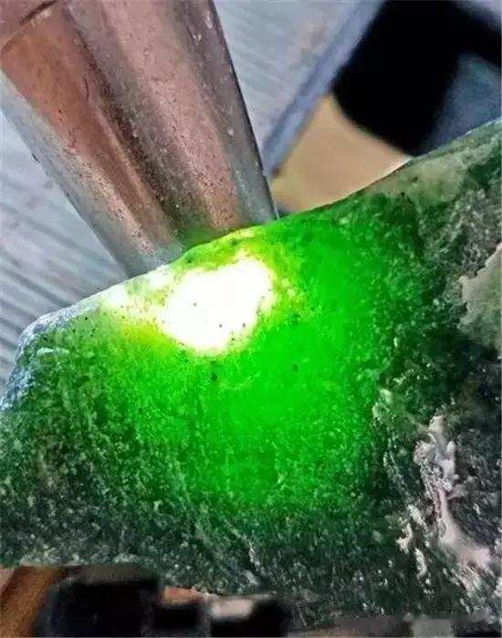 翡翠|与翡翠共生的水沫子，形似帝王绿，但价值不过几百块