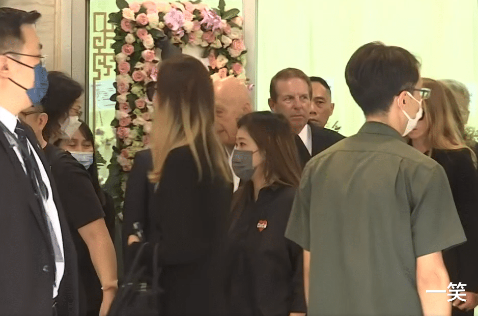李玟出殡，灵柩写回原名李美林，外籍老公现身火葬场按下火化按钮