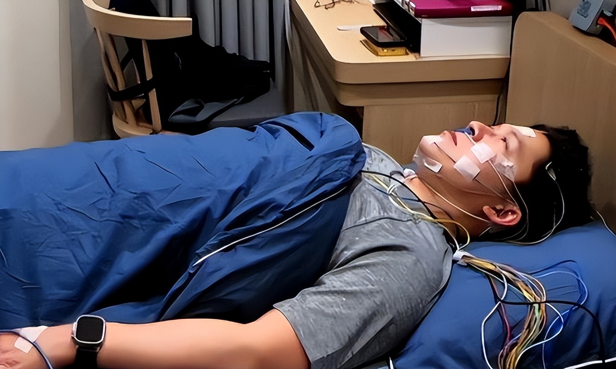 港媒曝霍启刚昏迷住院！进ICU脑部动手术，郭晶晶日夜守在床边