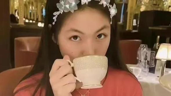 王诗龄 13岁王诗龄与好友聚会，美甲镶3克拉钻石超吸睛，网友：像暴发户
