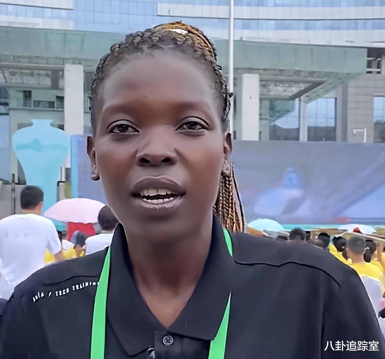 网红Rose当火炬手被拒,全程跟跑呐喊引围观,未带母归强颜欢笑