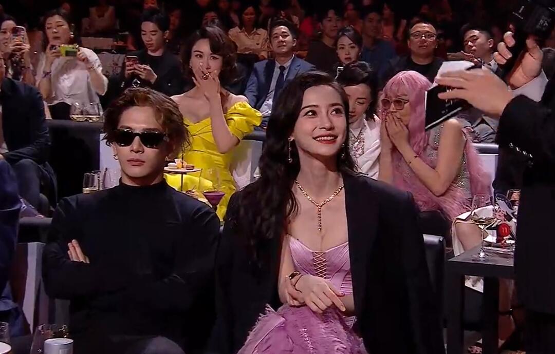 Angelababy|女星在芭莎内场观众席！杨颖与男星热聊、热巴捂嘴，杨采钰瞅谁？
