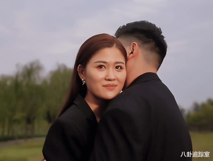 黄忆慈|大衣哥儿子大婚!小伟西装革履邀请刘欢主持,曝陈亚男也到现场!