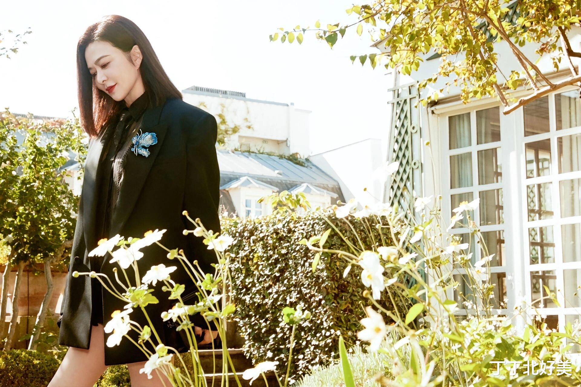 厉害!61岁关之琳还有漫画腿!穿黑西装配短裤在国外看秀,太美了