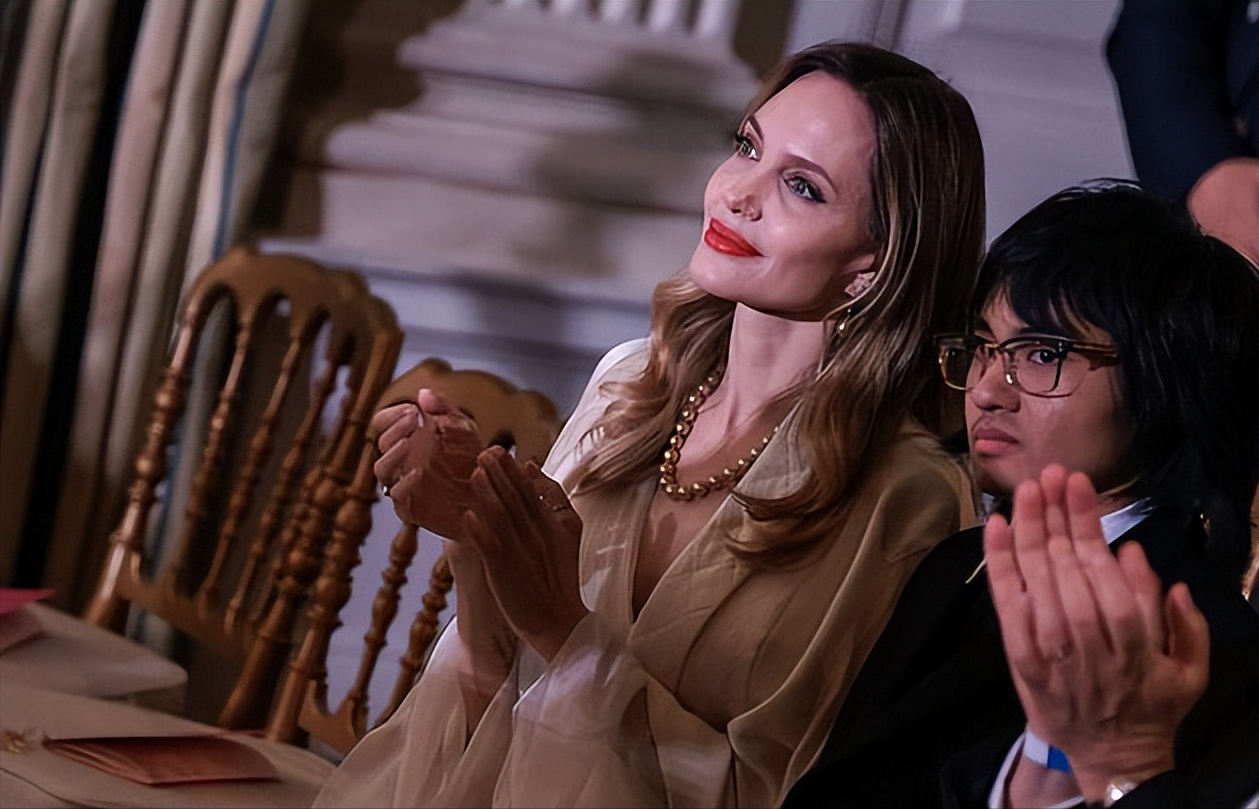 长裙 ?韩国第一夫人访美终于遇到对手!和朱莉在国宴同框,气场输了