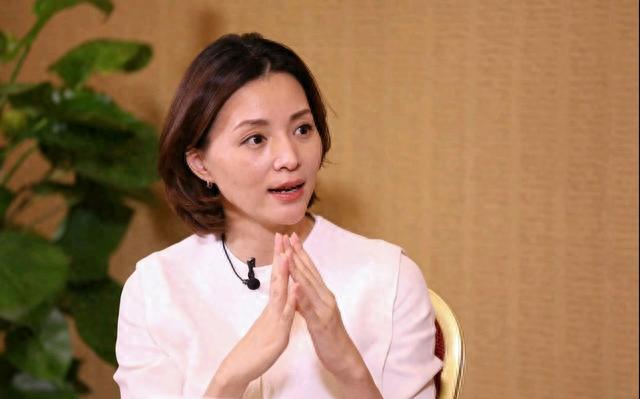 离了？董卿消失2年罕露面，暴瘦30斤脸颊干瘪，屋内撤走丈夫照片