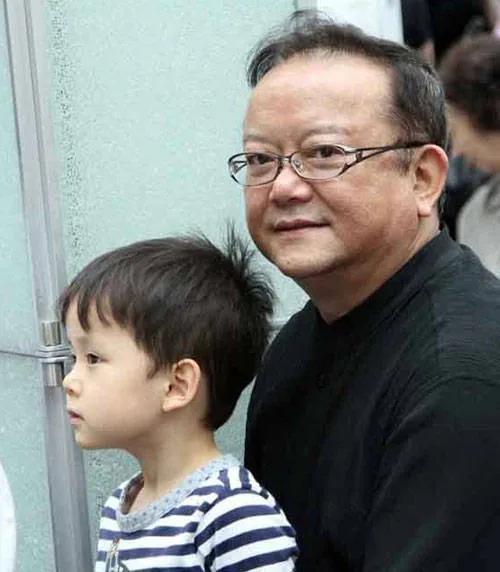 闫妮|深夜大瓜!老戏骨“王刚”清空账号,网友质疑不简单,头像背景引热议。