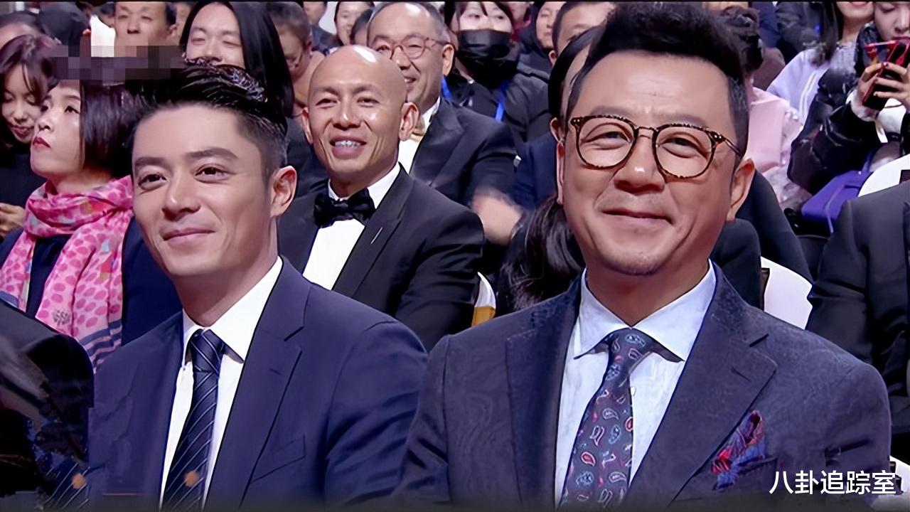 |明星齐聚华表奖,关晓彤裙摆长满树叶,baby显老态,王一博裤子开线