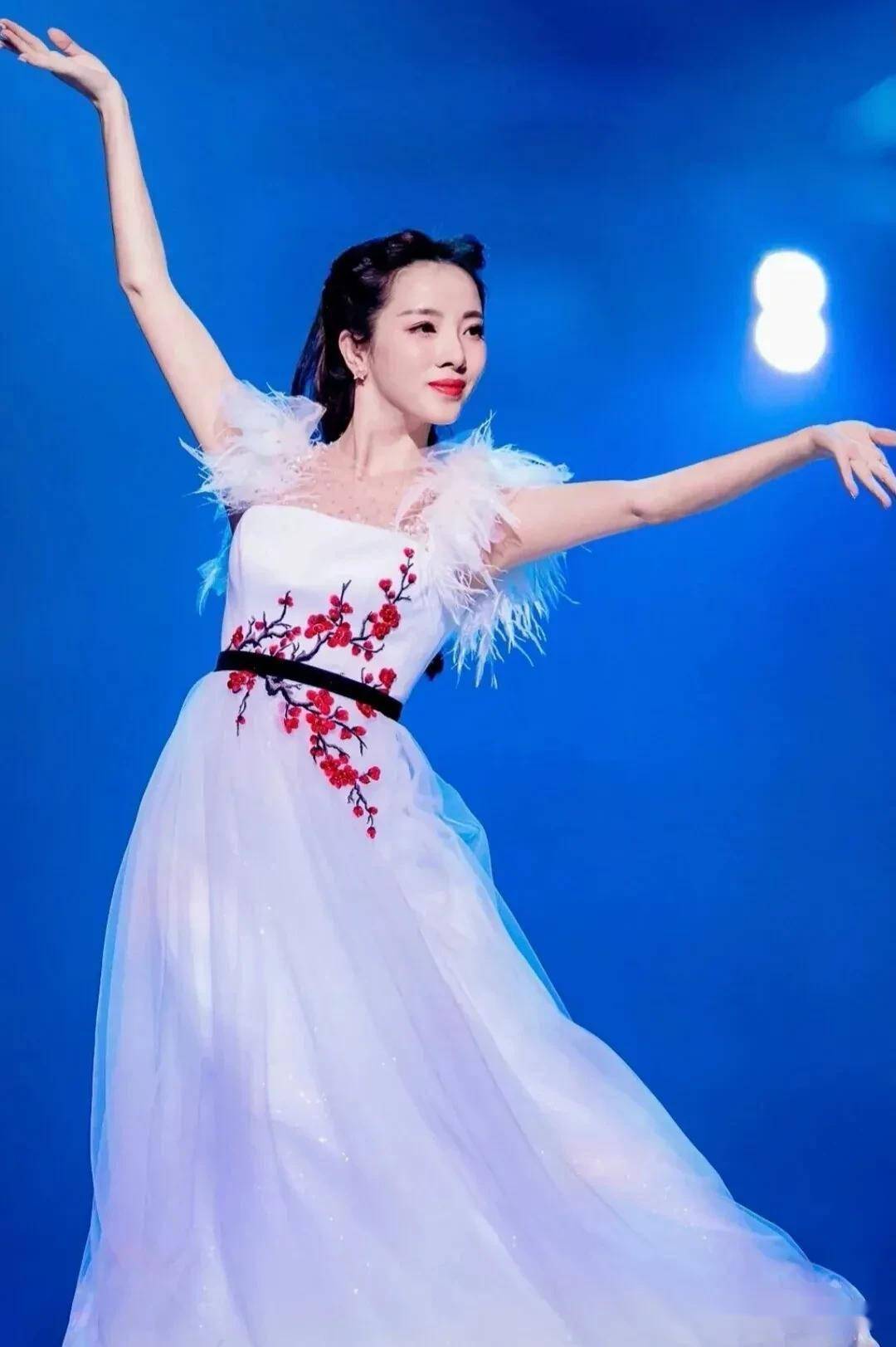李思思 36岁李思思素颜认不出！肤白貌美皮肤紧致，不化妆比化妆更漂亮