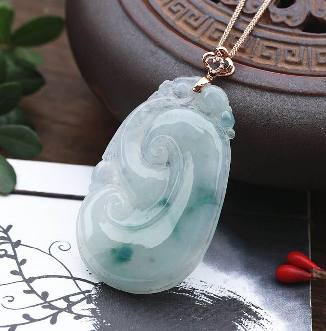 翡翠题材的图案比较复杂,采用机雕还是手工雕刻?