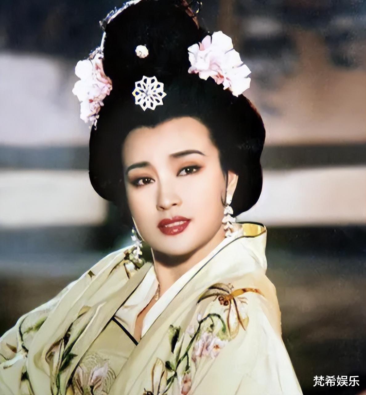 刘晓庆翻车引发争议!拉皮美容还推销抗衰产品,奶奶的年纪演少女