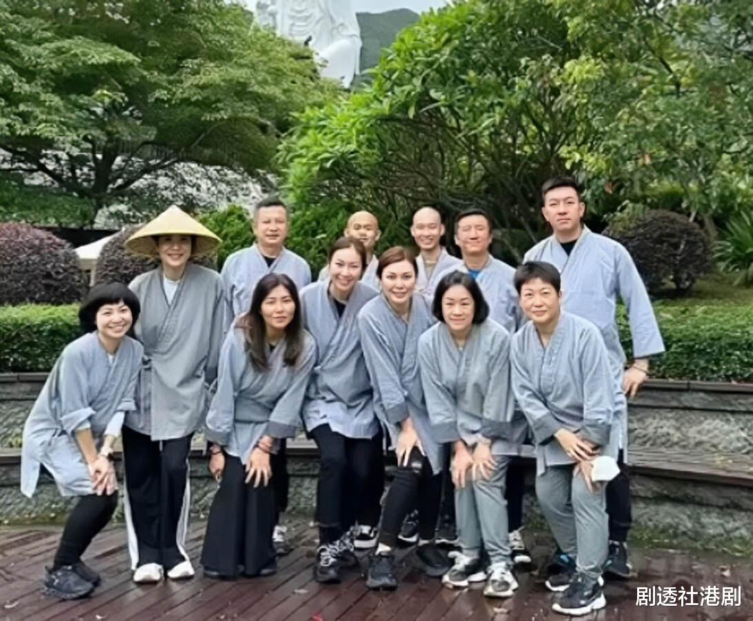 香港知名女星近照风韵犹存,淡出娱乐圈多年,恋爱多年不结婚