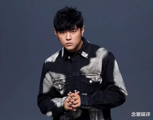 周杰伦|周杰伦在私人飞机上喝果茶，胡子拉碴不顾形象，表示不害怕会长胖