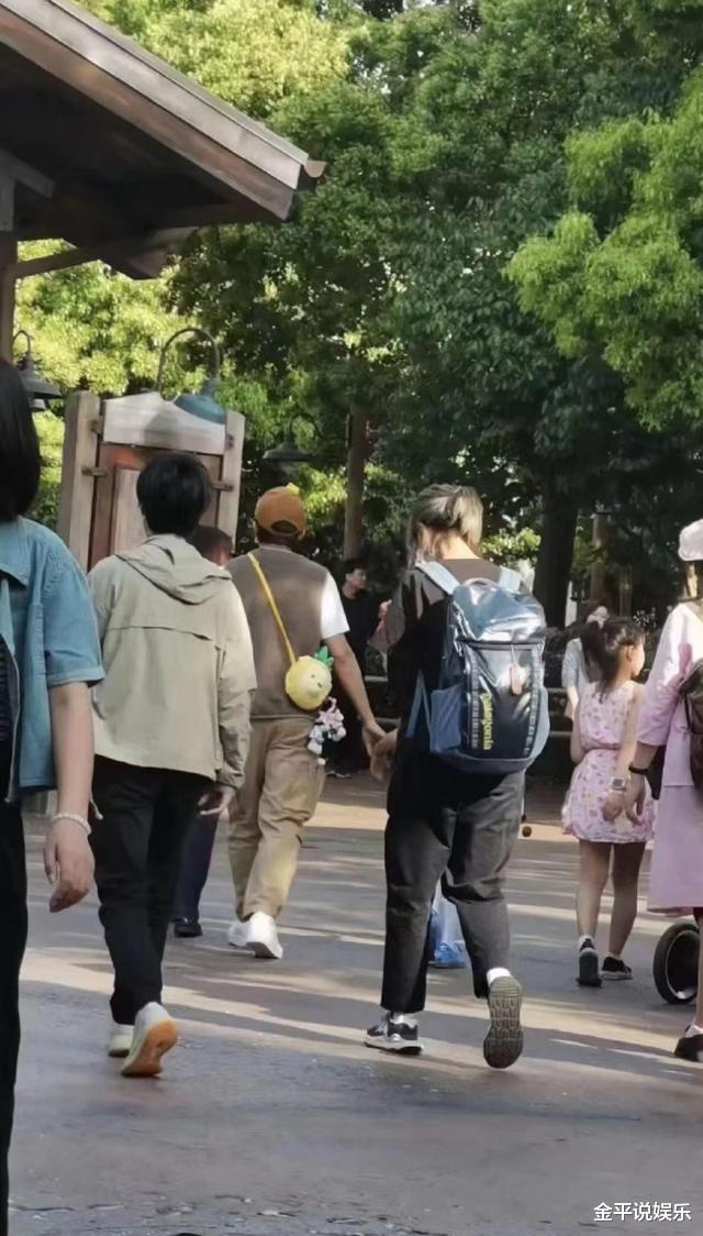 邓超|孙俪举家出游破婚变传闻！邓超一脸生无可恋惹争议