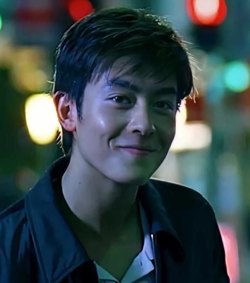 豪宅|阿娇深夜遭女生亲吻，一脸宠溺互撞身体同车离开，对方酷似陈冠希