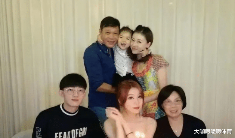 范志毅原配妻子罕现身：与女儿庆生穿着时尚，母女合影宛如姐妹花