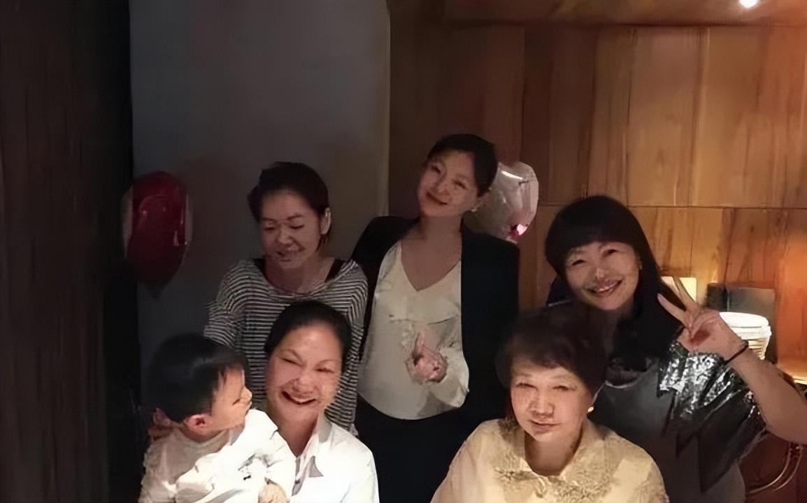 王伟忠晚年待遇高，女儿带去美国旅游，黄春梅却没有女儿女婿张罗