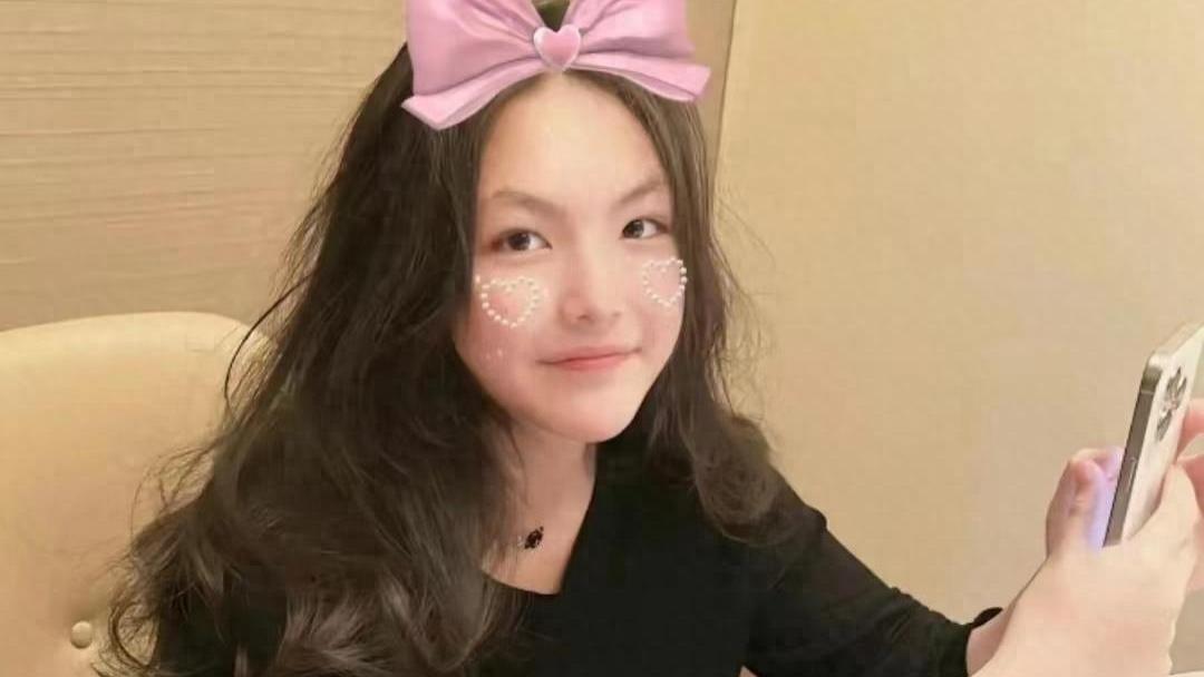 王诗龄回北京过圣诞，容貌大变样颜值高，400元3个包子，到底啥馅