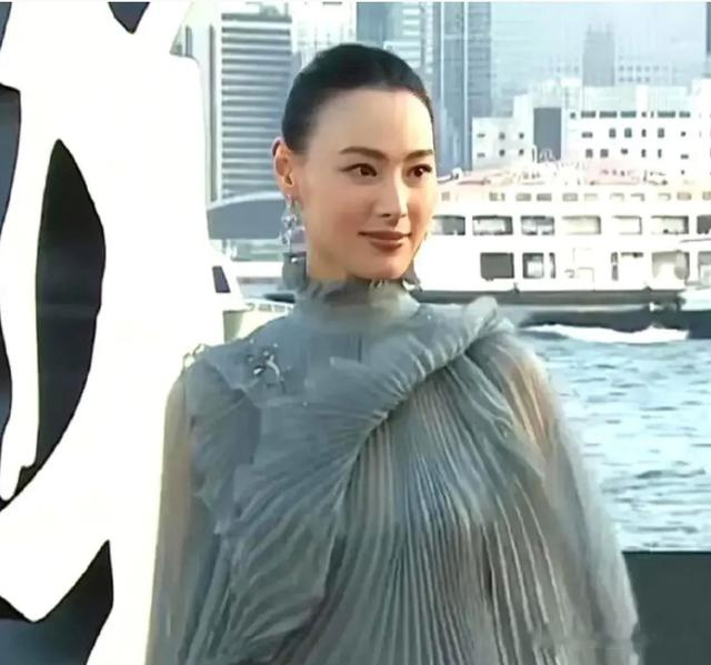 梁洛施|梁洛施被爆获得李嘉诚认可！居住前男友15亿豪宅，顺利熬成小富婆