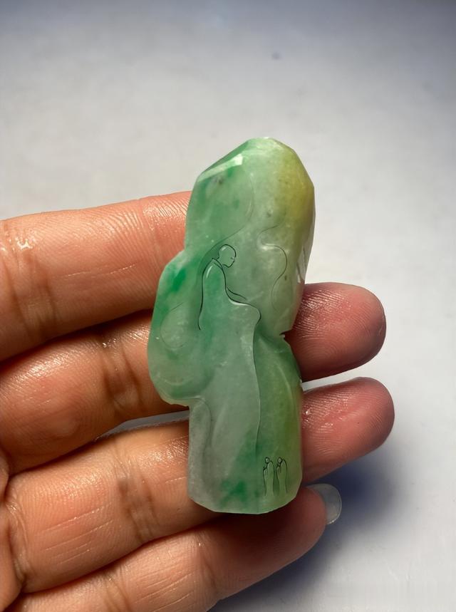 雕刻|拇指大的翡翠出佛像小摆,精悍传神!