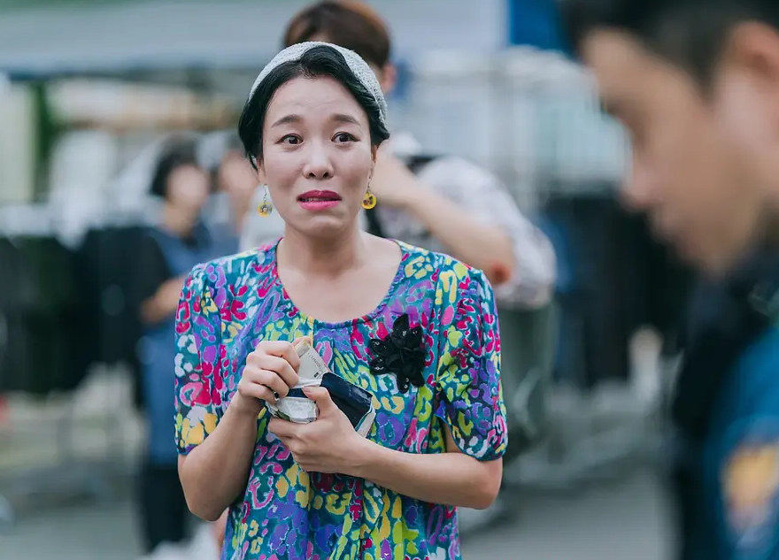 43岁演员车清华结婚，曝超美婚纱照，曾与孙艺珍合作《爱的迫降》