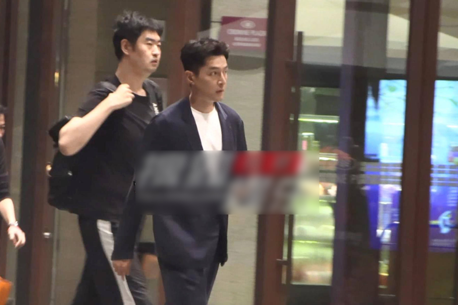 胡歌晒颓废照后首露面，刮掉胡子情绪变正常，细节中尽显高素养