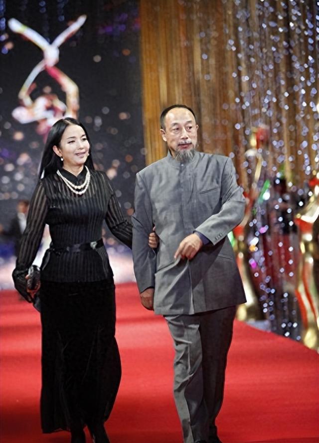 善恶终有报!63岁在美国捡垃圾的吕丽萍,已经活成了一个“笑话”