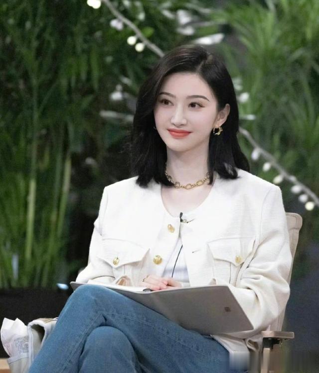 果然，这才是最适合中年女人的发型：锁骨发！谁见都夸年轻显气质