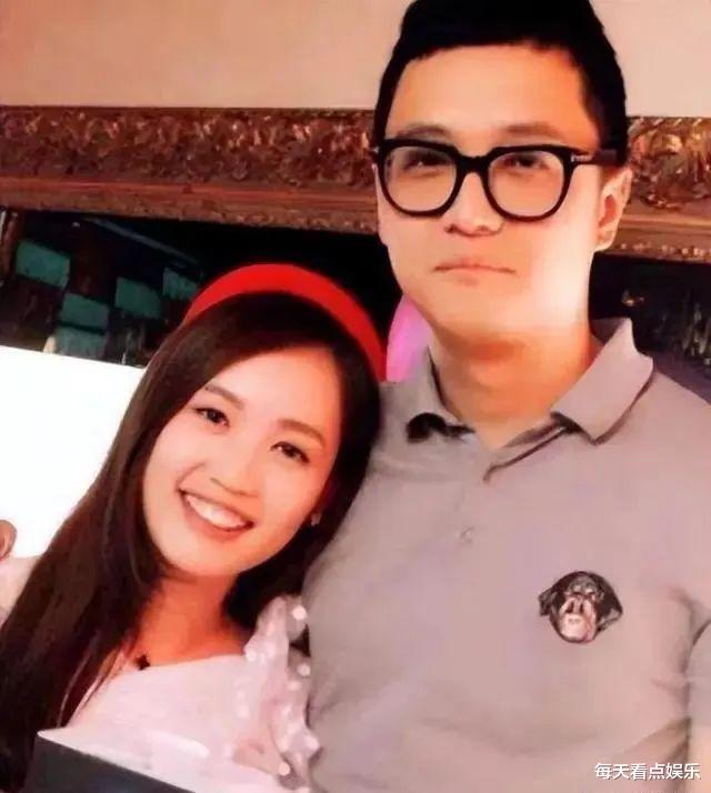 王宝强和马蓉离婚后首次同框，马蓉一头金发好显嫩，她后悔离婚了吗