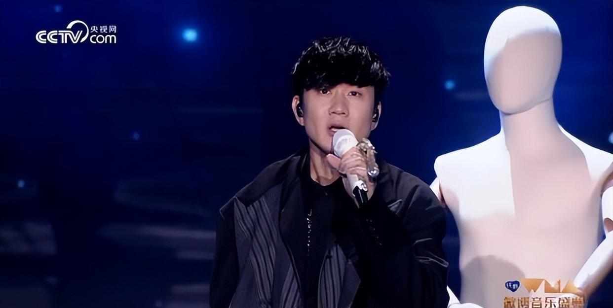 久违的音乐晚会，周笔畅又乱穿，谢娜跳脱放飞，周深深情有魅力