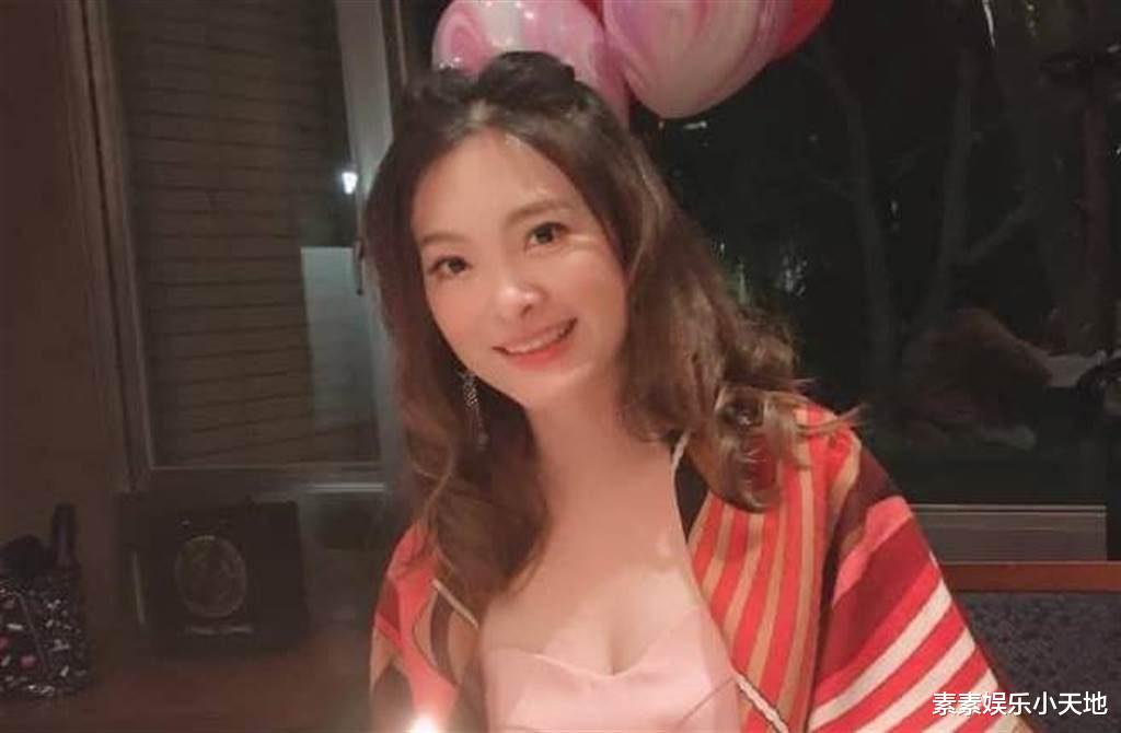 刘真7岁女儿霓霓近况：拿100分给父亲看，个性和妈妈一样要强