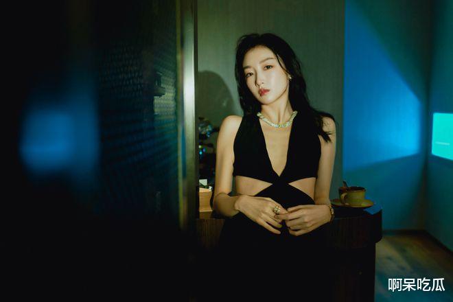 周冬雨红毯再翻车,啥都没有非要露,“假性感”太尴尬了