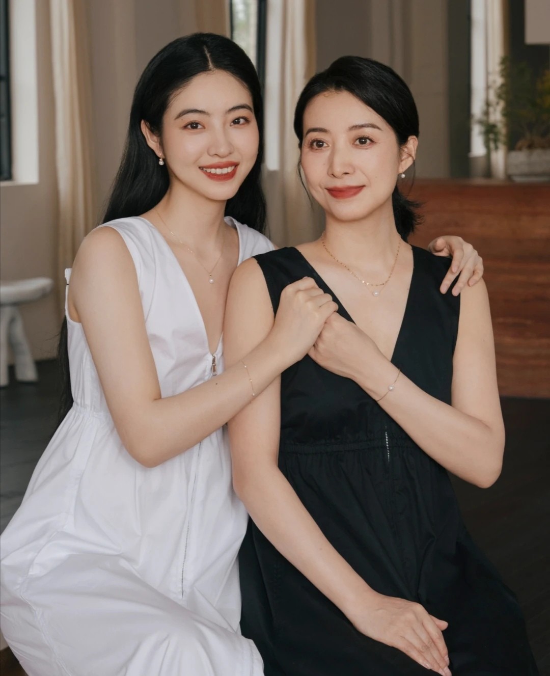 发型 女人到了五十岁选发型要慎重，头发染黑、剪成锁骨发，优雅又年轻